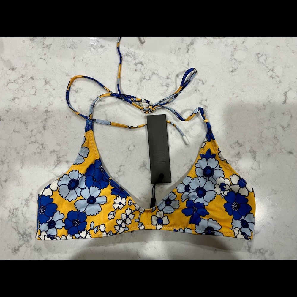 NWT Never Worn Cora-Nomi swim-set in size Medium with neoprene zip bag.
